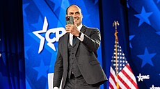 Eduardo Bolsonaro, brazilský kongresman �ijící v exilu, p�ijí�dí, aby vystoupil...