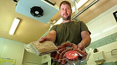 K zákazník�m putuje jak p�ímo zv��ina, tak i zv��inové uzeniny, které si Pavel...