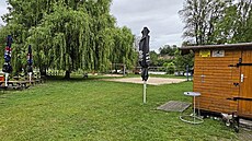 Plá� u Jizery. Sou�ástí plá�e v Podlázkách je posezení a stánek s ob�erstvením....