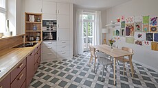 Kuchy� zdobí ornamentální skladba z neglazované dla�by malého formátu.