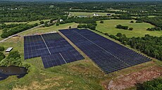 Solární panely na farm� s chovem skotu v obci Christiana v Tennessee (28. dubna...