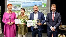 Ceny p�edával nám�stek hejtmana Tomá� Kirbs (vpravo)