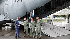 N�mecký kanclé� Friedrich Merz s vojáky u letadla b�hem zahájení leteckého...