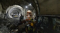 Snímek z budování nové trasy metra D v Praze. Za st�nou se bude v budoucnu pokra�ovat sm�rem k nám�stí Míru. 