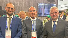 Ministr obrany Jaromír Z�na na veletrhu Eurosatory v Pa�í�i p�ihlí�el vzniku...