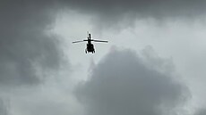 Policejní vrtulník zasahuje b�hem st�elby v Midlandu v Texasu (12. �ervna 2026).