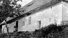 Rodný d�m Franti�ka Barto�e v Mladcové u Zlína v roce 1885.