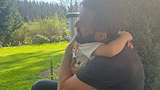 �N�která objetí se u� nikdy nezopakují. A �as tuhle bolestivou realitu jen...