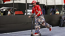 Pilot Ferrari Lewis Hamilton dorazil do paddocku p�ed Velkou cenou �pan�lska s...