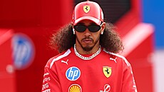Pilot Ferrari Lewis Hamilton dorazil do paddocku p�ed Velkou cenou �pan�lska s...
