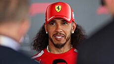 Pilot Ferrari Lewis Hamilton dorazil do paddocku p�ed Velkou cenou �pan�lska s...