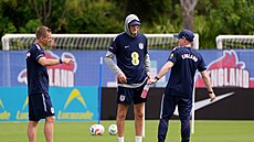 Kou� fotbalist� Anglie Thomas Tuchel (uprost�ed) se svými asistenty b�hem...