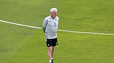 Kou� fotbalist� Jihoafrické republiky Hugo Broos na tréninku.