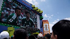 Mexi�tí fanou�ci v Mexico City sledují na velkoplo�né obrazovce zápas proti...