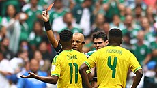Zálo�ník Jihoafrické republiky Themba Zwane dostává �ervenou kartu v utkání s...