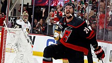 Sebastian Aho (20) z Carolina Hurricanes slaví finálovou trefu.