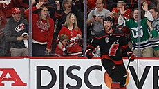 Andrej Sve�nikov (37) z Carolina Hurricanes oslavil gól.