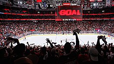 Fanou�ci Carolina Hurricanes oslavují finálový gól.