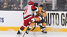 Tomá� Hertl (vpravo) z Vegas Golden Knights hraje puk pod tlakem Alexandra...