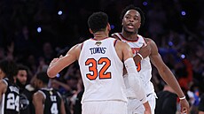 O. G. Anunoby (vpravo) a Karl-Anthony Towns se radují z trefy New York Knicks.