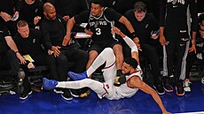 Keldon Johnson (3) ze San Antonio Spurs a Karl-Anthony Towns z New York Knicks...