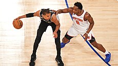 Victor Wembanyama (vlevo) ze San Antonio Spurs u mí�e ve finále NBA proti New...
