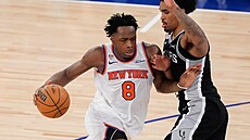O. G. Anunoby z New York Knicks se tla�í ke ko�i San Antonio Spurs, brzdí ho...