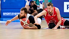 Martin K�í� (vlevo) z Nymburka a Jakub T�ma z Pardubic bojují o mí�.