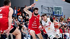 Ond�ej Sehnal z Nymburka se s mí�em tla�í k pardubickému ko�i, brání ho Kamil...