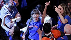 Taylor Swift v centru d�ní, kolem ni dal�í hudebnice Alana Haimová a Este...