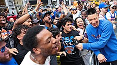 Jeremy Lin (vpravo) z�stává hv�zdou pro fandy New York Knicks i po karié�e.