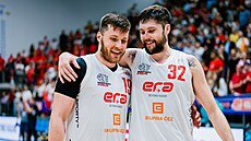 Ond�ej Sehnal (vlevo) a J. T. Shumate z Nymburka, dva hrdinové sedmého ligového...
