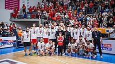 Pardubi�tí basketbalisté a jejich fanou�ky po p�evzetí ligového st�íbra