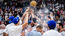 Nymbur�tí basketbalisté oslavují ligové zlato.