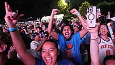 Central Park na nohou. Fanou�ci New York Knicks se se radují b�hem �tvrtého...