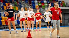 Romana Ptá�ková udílí pokyny na tréninku �eských basketbalistek.