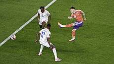 Skot Ben Gannon-Doak pálí na branku Haiti.