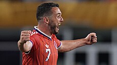 Skotský st�edopola� John McGinn se raduje z gólu proti Haiti.