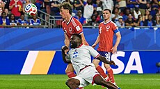 Frantzdy Pierrot (Haiti) padá po souboji s Jackem Hendrym (Skotsko).
