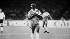 Kamerunský úto�ník Roger Milla na MS 1990.