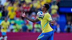 Brazilský st�ední obránce Gabriel si zpracovává mí� b�hem utkání s Marokem.