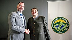 Zleva ministr �ivotního prost�edí Igor �ervený (Motoristé) a nový �editel...