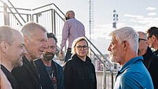 Prezident Petr Pavel dorazil na hradecké leti�t� na koncert Iron Maiden. Zdraví...