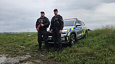 Klatov�tí policisté Petr Andrlík a Martin Morava (vlevo) zachránili �idi�e z...