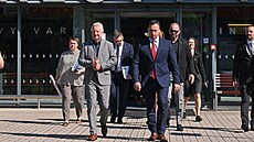 Ministr obrany Jaromír Z�na (za SPD) a karlovarský hejtman Petr Kubis z ANO...