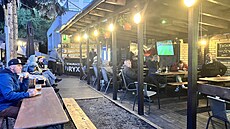Restaurace Oryx byla v ranních hodinách na první zápas celkem zapln�ná. (12....