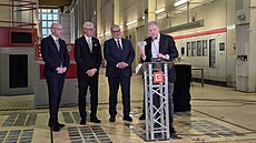 P�edseda p�edstavenstva Wikov Group Martin Wichterle se sklen�nou zmen�eninou...