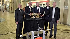Vedení �EZ a Wikov Group s ministrem pr�myslu Karlem Havlí�kem u modelu...