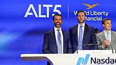 Eric Trump (uprost�ed), Donald Trump Jr. (vlevo), a Zach Witkoff na burzovní...