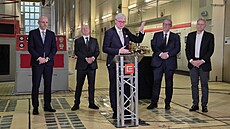 Ministr pr�myslu Karel Havlí�ek na tiskové konferenci s vedením �EZ a Wikov...